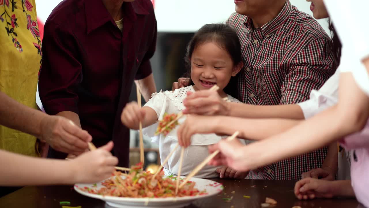 欢乐的多代亚裔华人家庭在农历新年期间欢唱视频素材