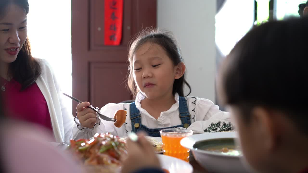 亚洲华人家庭在家里吃年夜饭视频素材