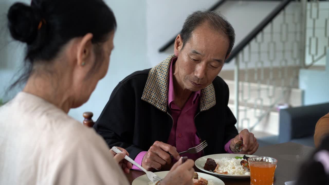 多代亚洲华人家庭在家里吃年夜饭视频素材