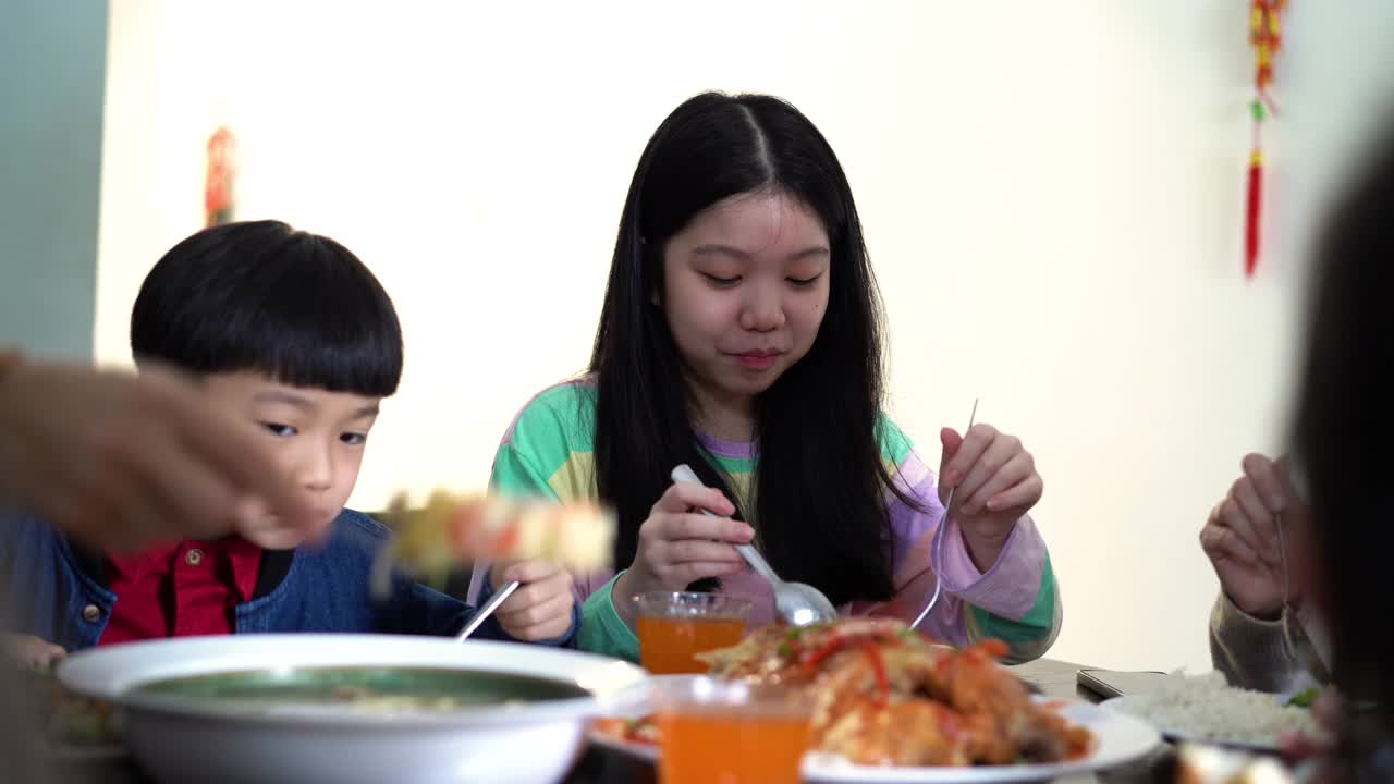 亚洲华人家庭在家里吃年夜饭视频素材