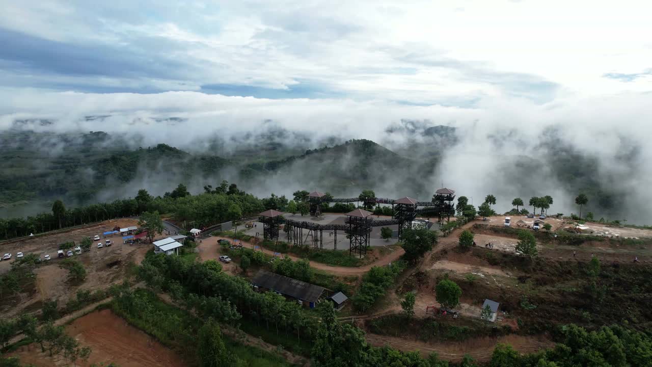 无人机在泰国南部著名的观景台上空飞行，游客在观景台上行走视频素材