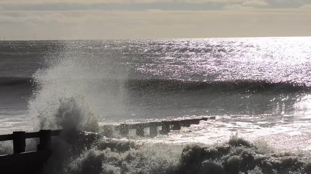 英国利特尔汉普顿的海浪和浪花视频素材