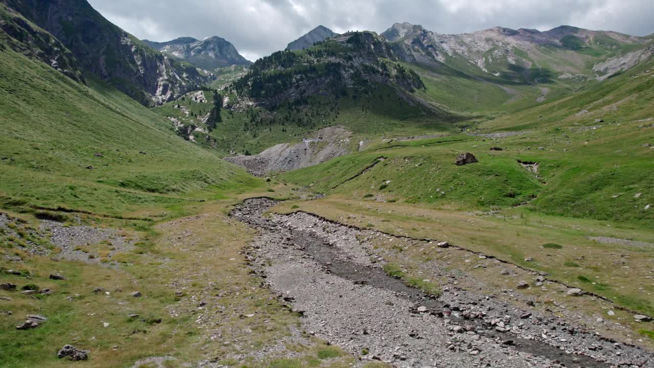 在高山山谷的山坡上的一条汽车路。穿越山脉的假期旅行。视频素材