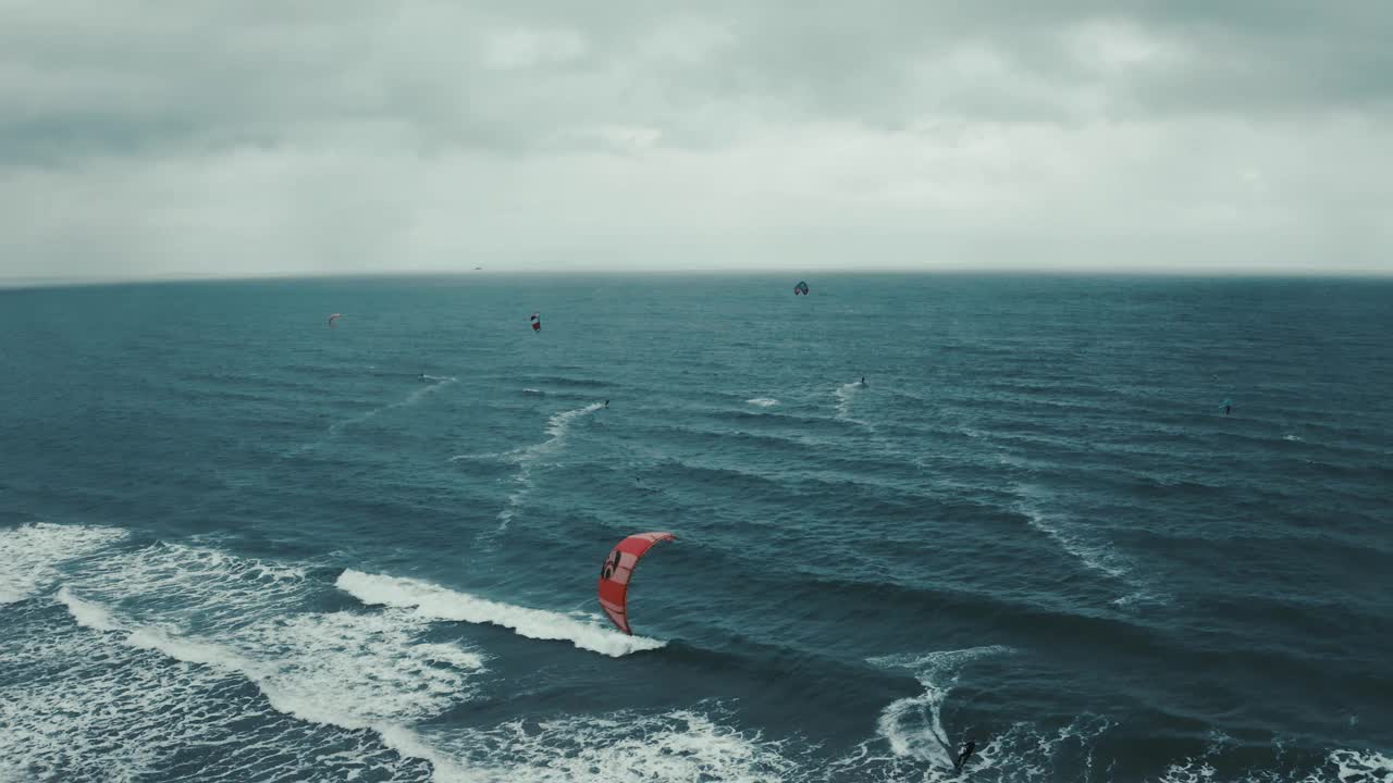 风筝冲浪者的鸟瞰图冲浪在狂风汹涌的大海中。视频素材