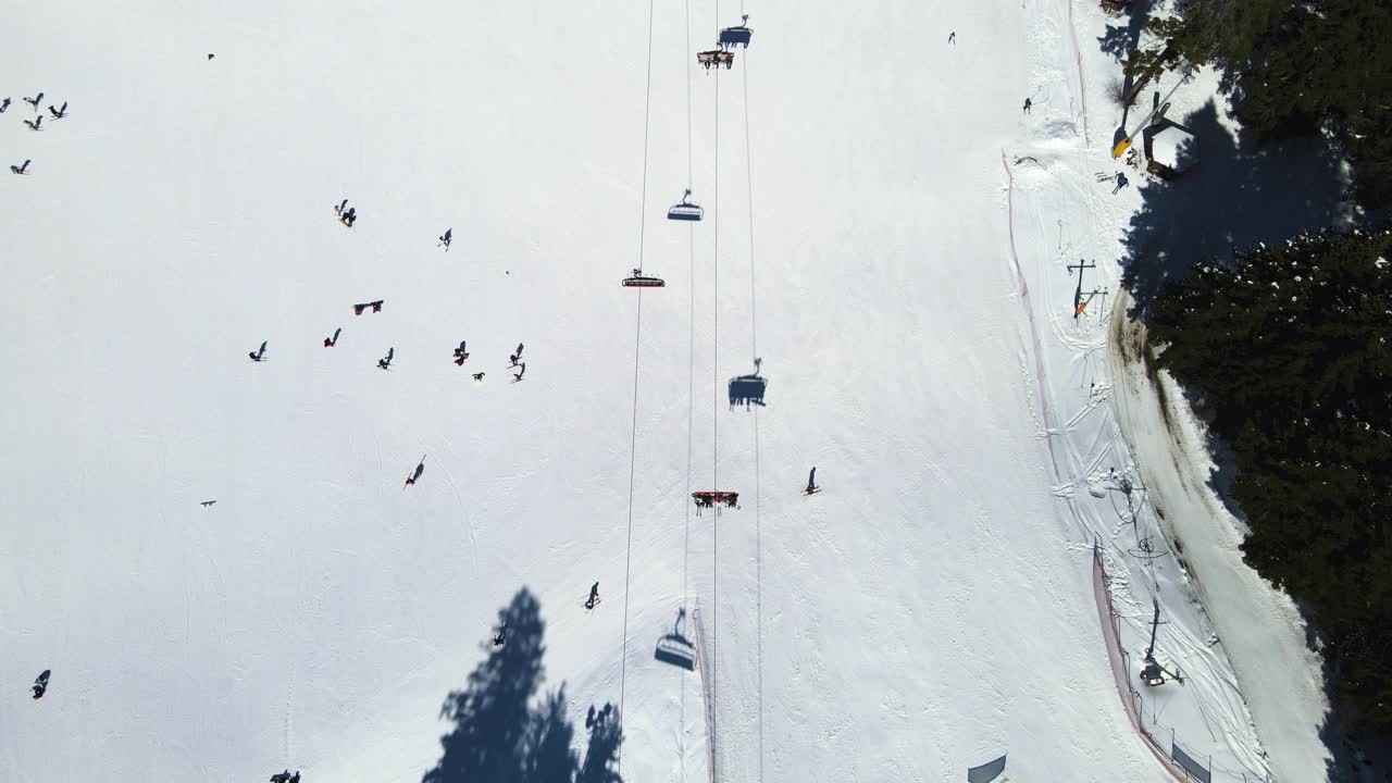 冬季雪季人们在滑雪坡道上滑雪的镜头视频素材