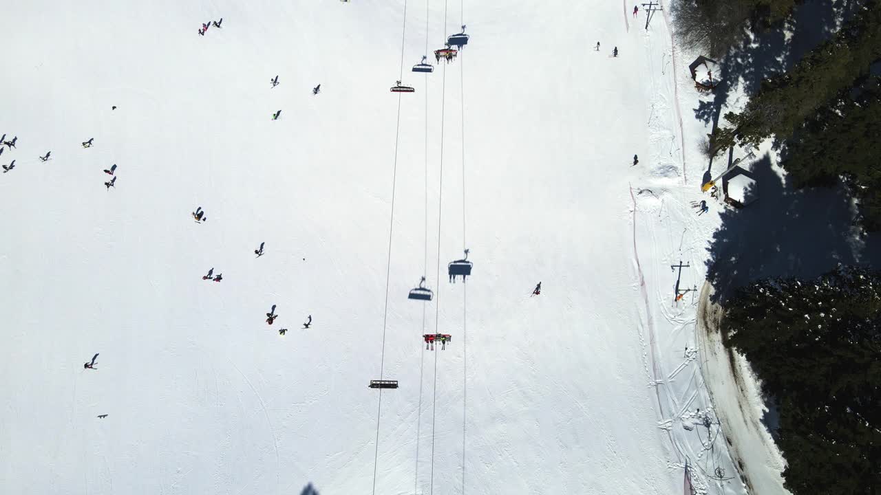 冬季雪季人们在滑雪坡道上滑雪的镜头视频素材