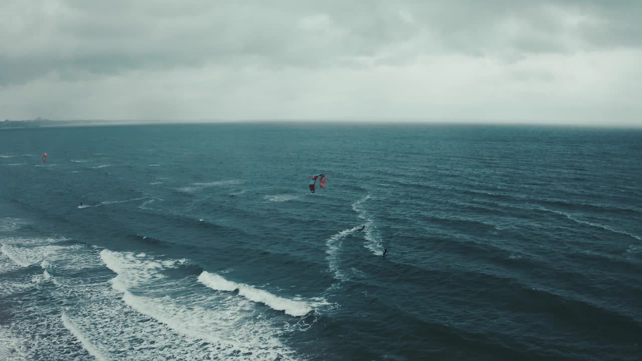 风筝冲浪者的鸟瞰图冲浪在狂风汹涌的大海中。视频素材