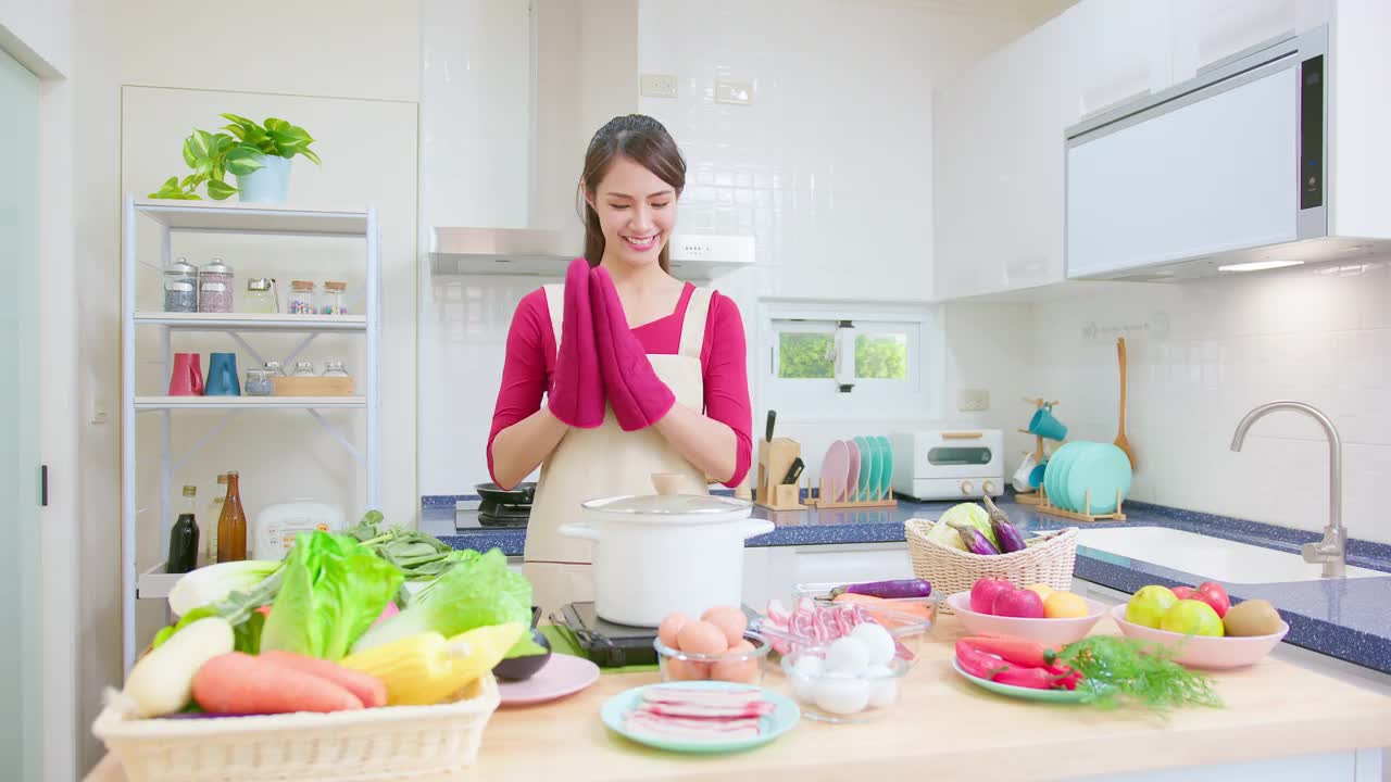 煮汤的女人视频素材