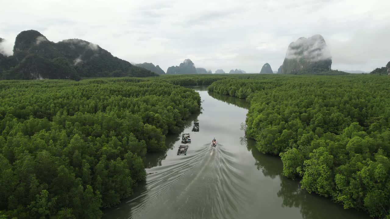 难以置信的泰国:4K鸟瞰图在泰国攀牙湾雨林的清晨，延时飞行穿过云层。视频下载