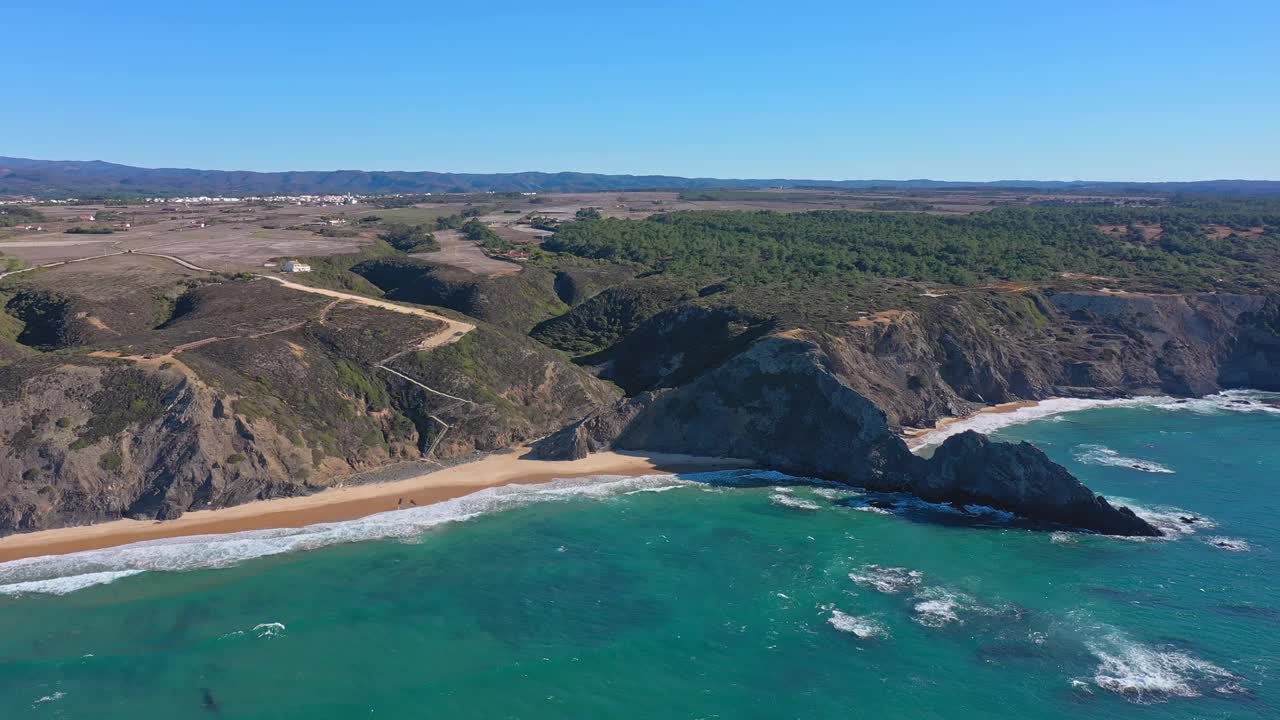 葡萄牙山区海岸线的鸟瞰图，维森蒂纳。多斯霍曼斯谷海滩上的阿杰祖尔村。Sagres视频素材