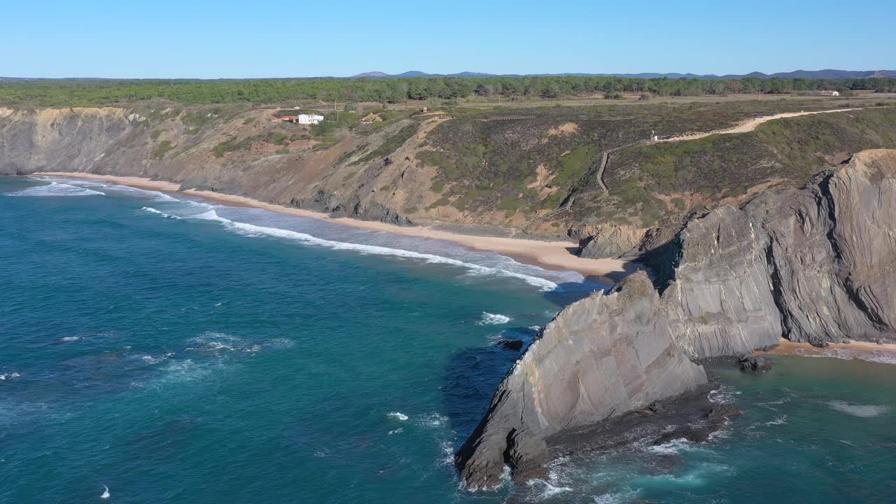 葡萄牙山区海岸线的鸟瞰图，维森蒂纳。多斯霍曼斯谷海滩上的阿杰祖尔村。Sagres视频素材