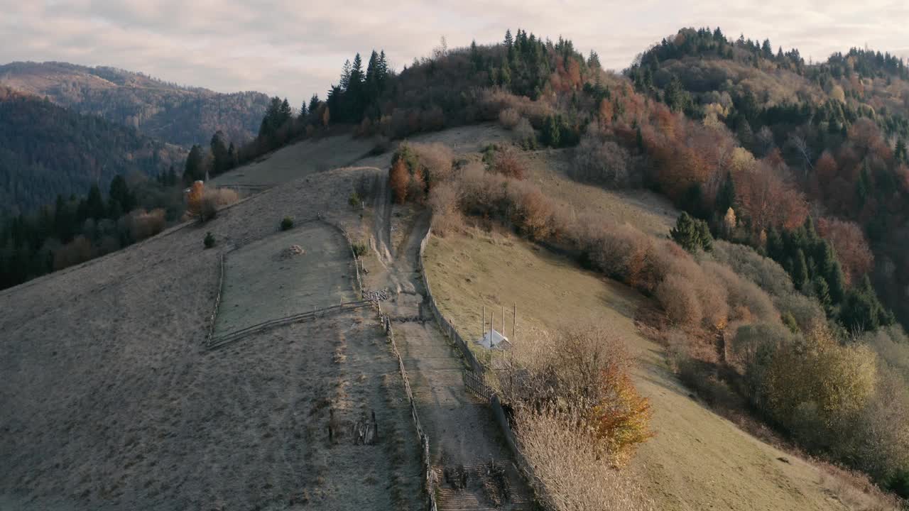 美妙的秋日黎明在山上的雾。无人机的观点。视频素材