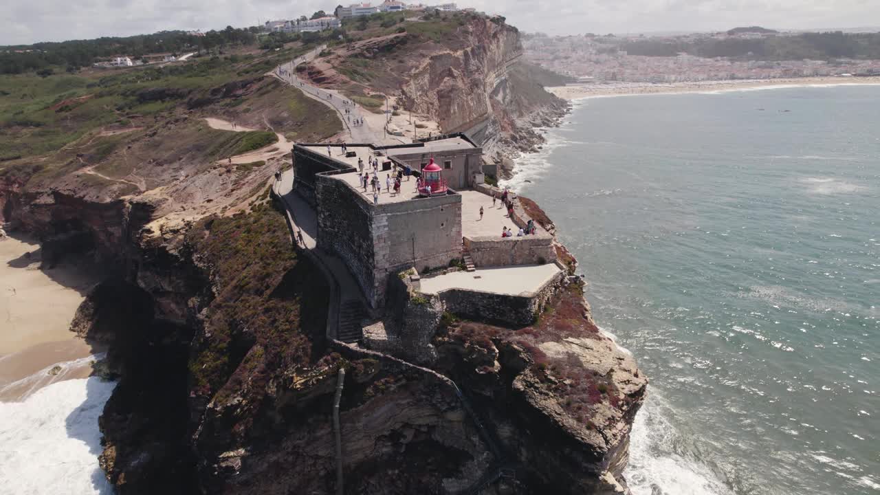 圣米迦勒城堡大天使，拿撒勒。葡萄牙银海岸的旅游地标。多莉出来视频素材