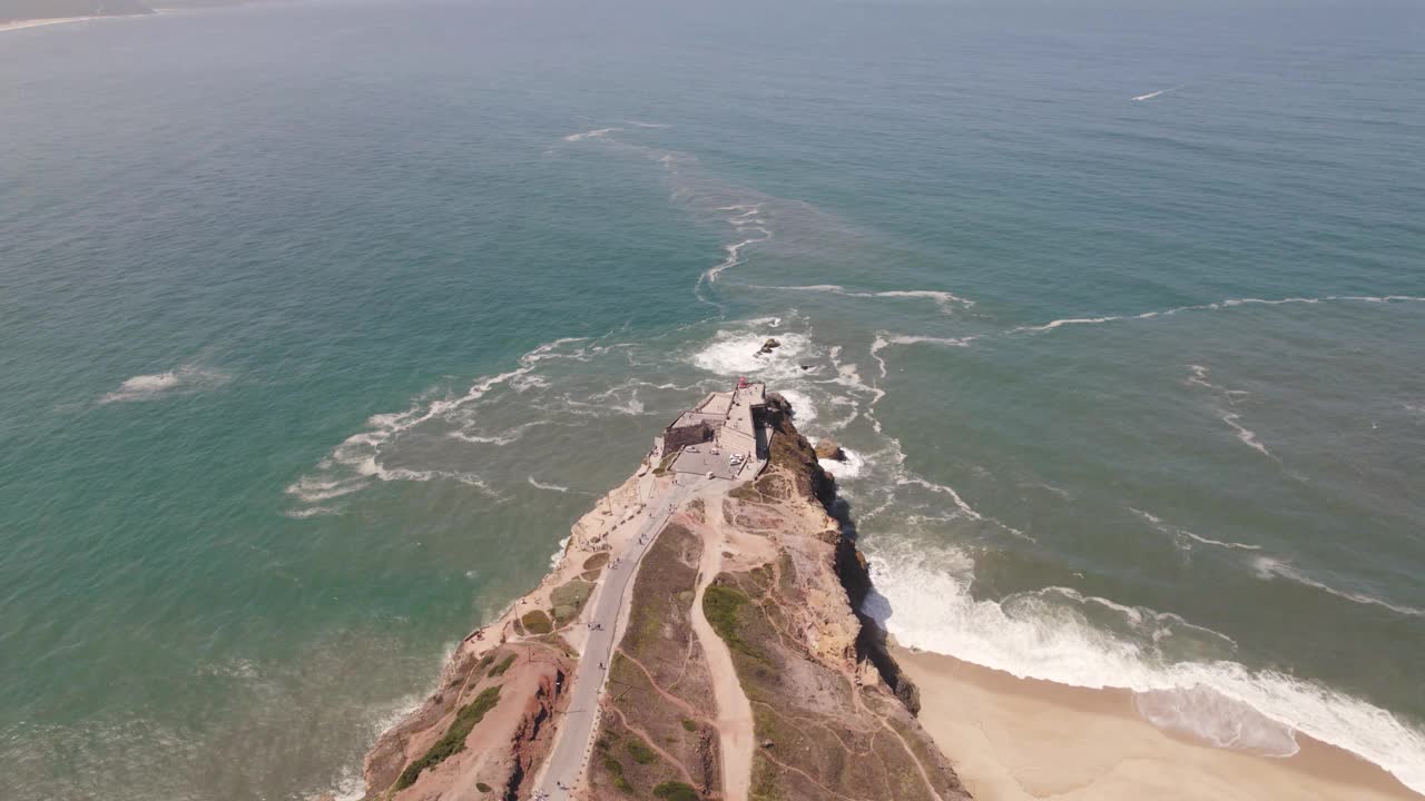 高空俯瞰悬崖上的海景灯塔，Nazaré -葡萄牙视频素材