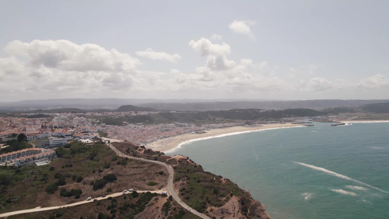 纳扎尔海滩和大西洋海岸的全景，葡萄牙。迷人的海滨度假小镇视频素材