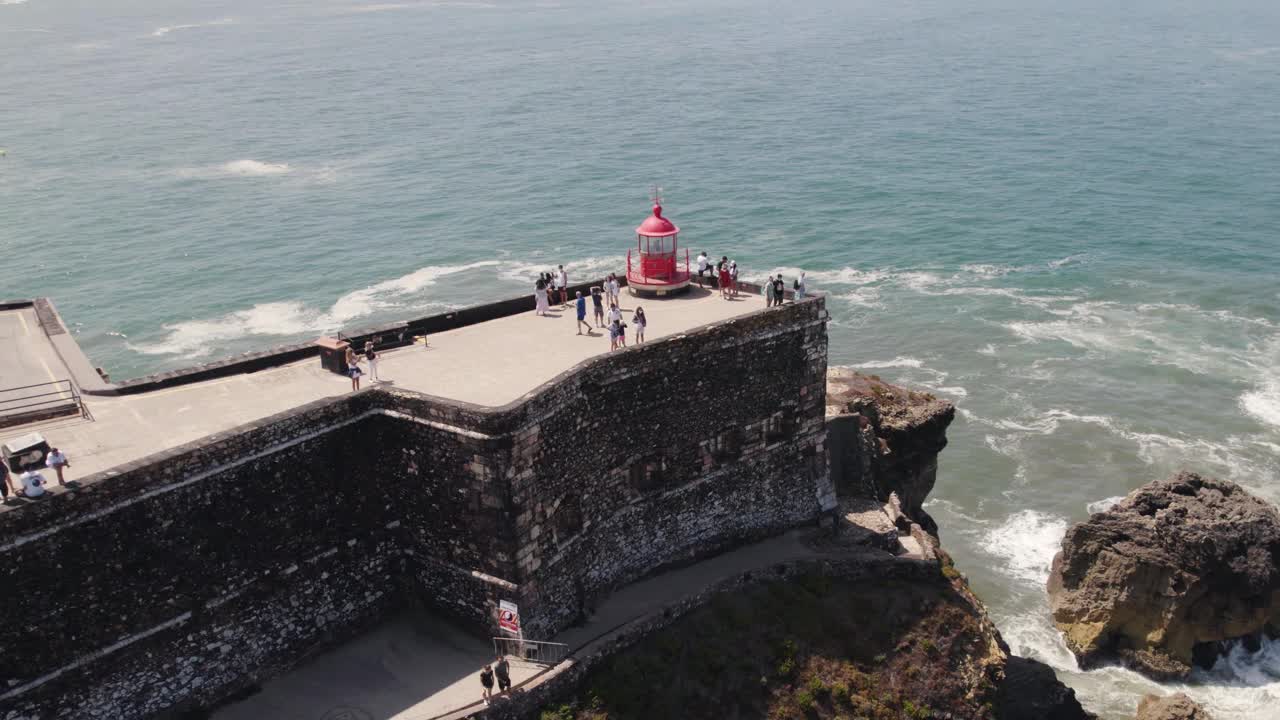 在著名的悬崖顶上法罗达纳扎雷灯塔周围令人惊叹的空中全景。视频素材