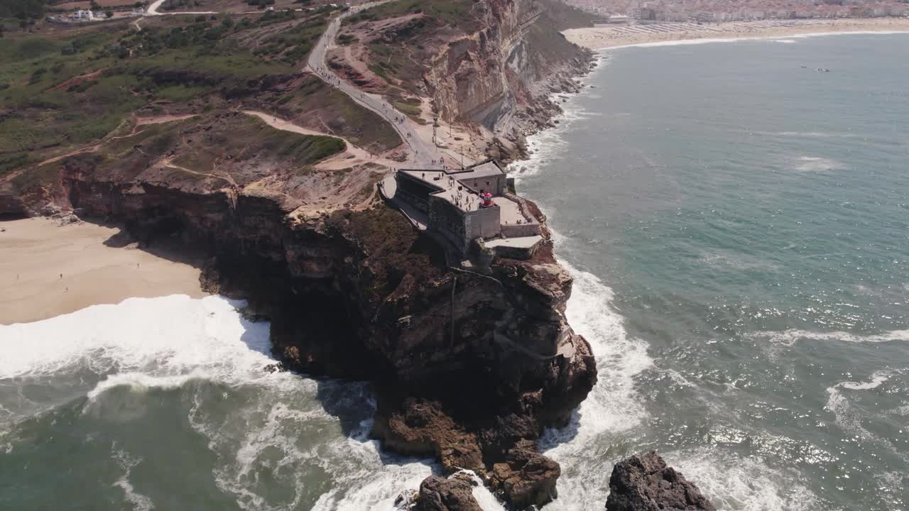 在大西洋海岸的岩石悬崖上的著名灯塔上空飞行视频素材