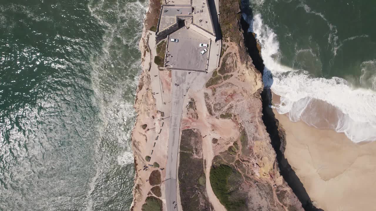 葡萄牙银海岸，纳扎雷灯塔和大天使圣米迦勒城堡的正上方视频素材