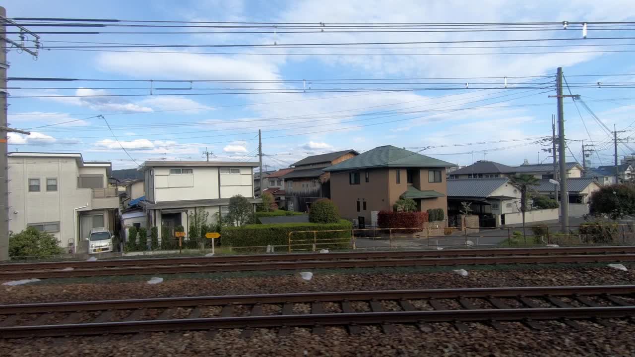 从火车上透过窗户看到的城市风景。旅游的概念视频素材