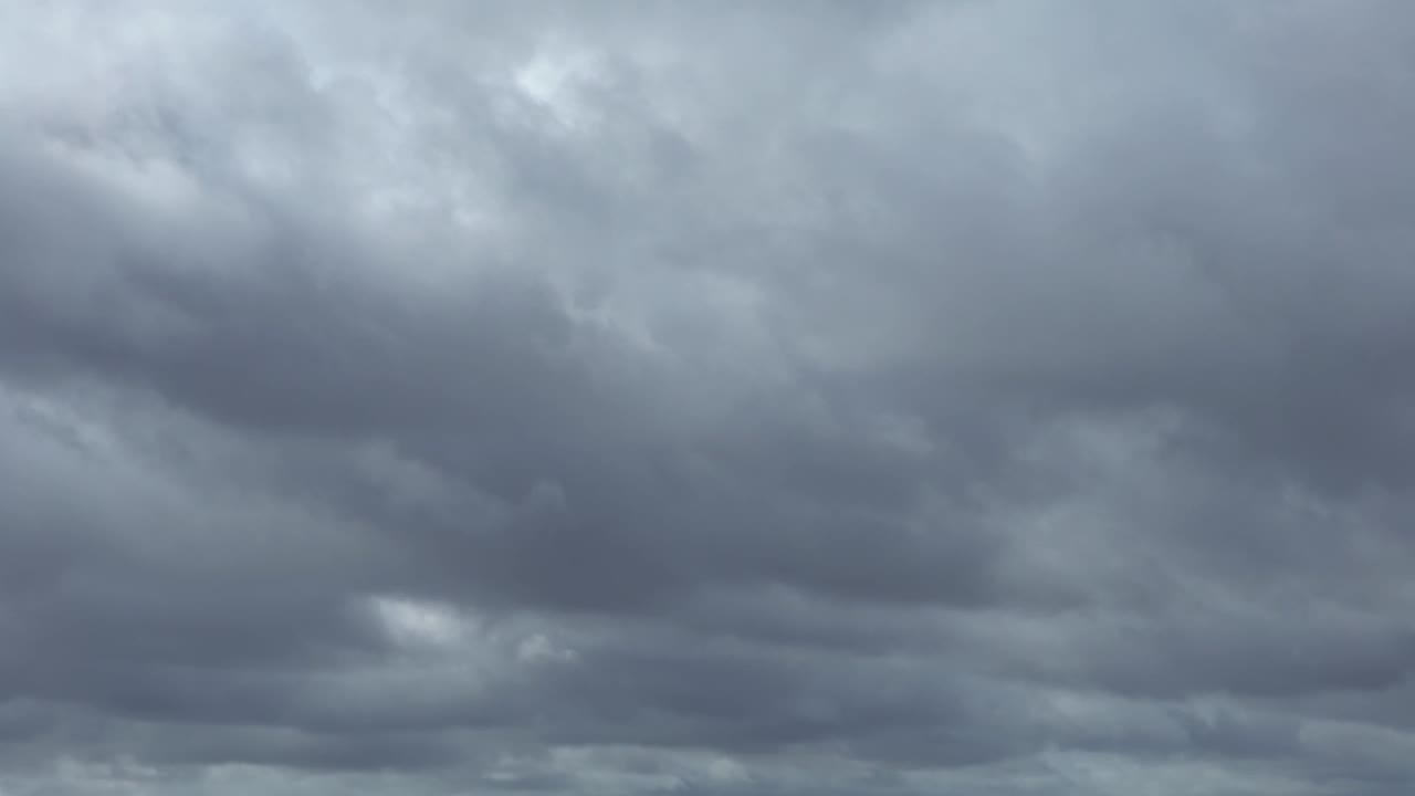 乌云使天空一片漆黑。快下雨了。自然背景。视频素材