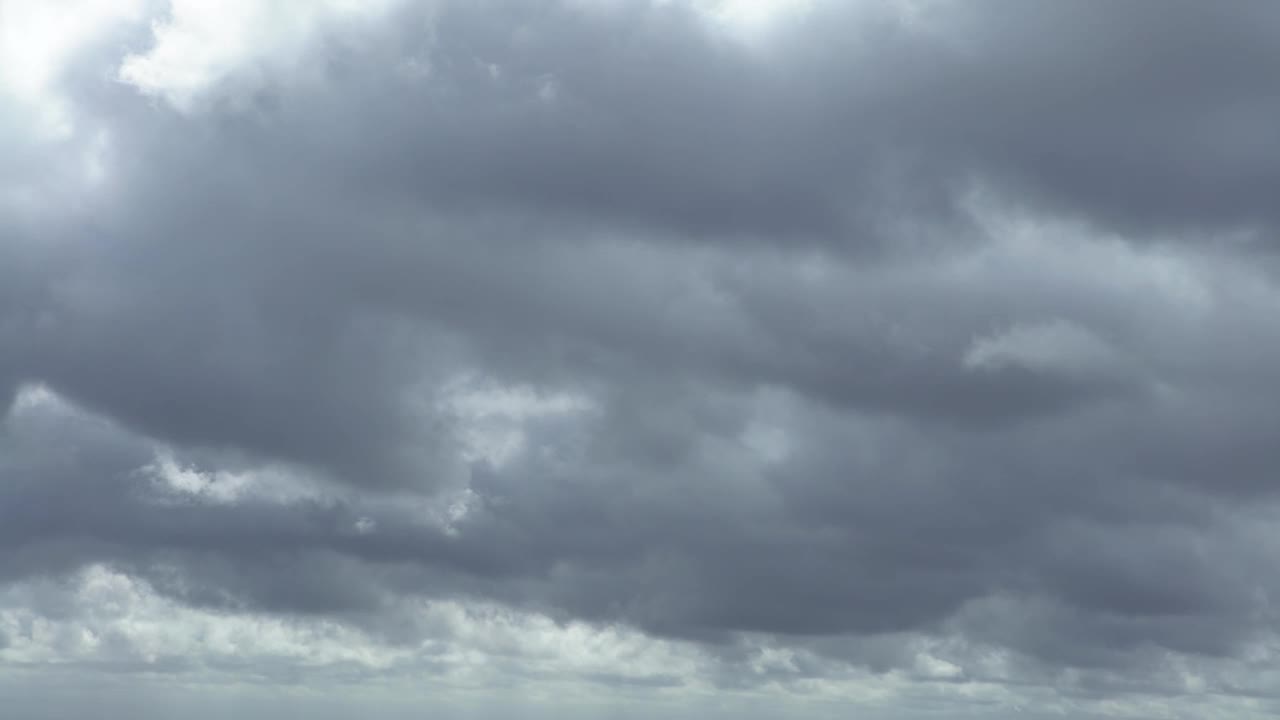 乌云使天空一片漆黑。快下雨了。自然背景。视频素材