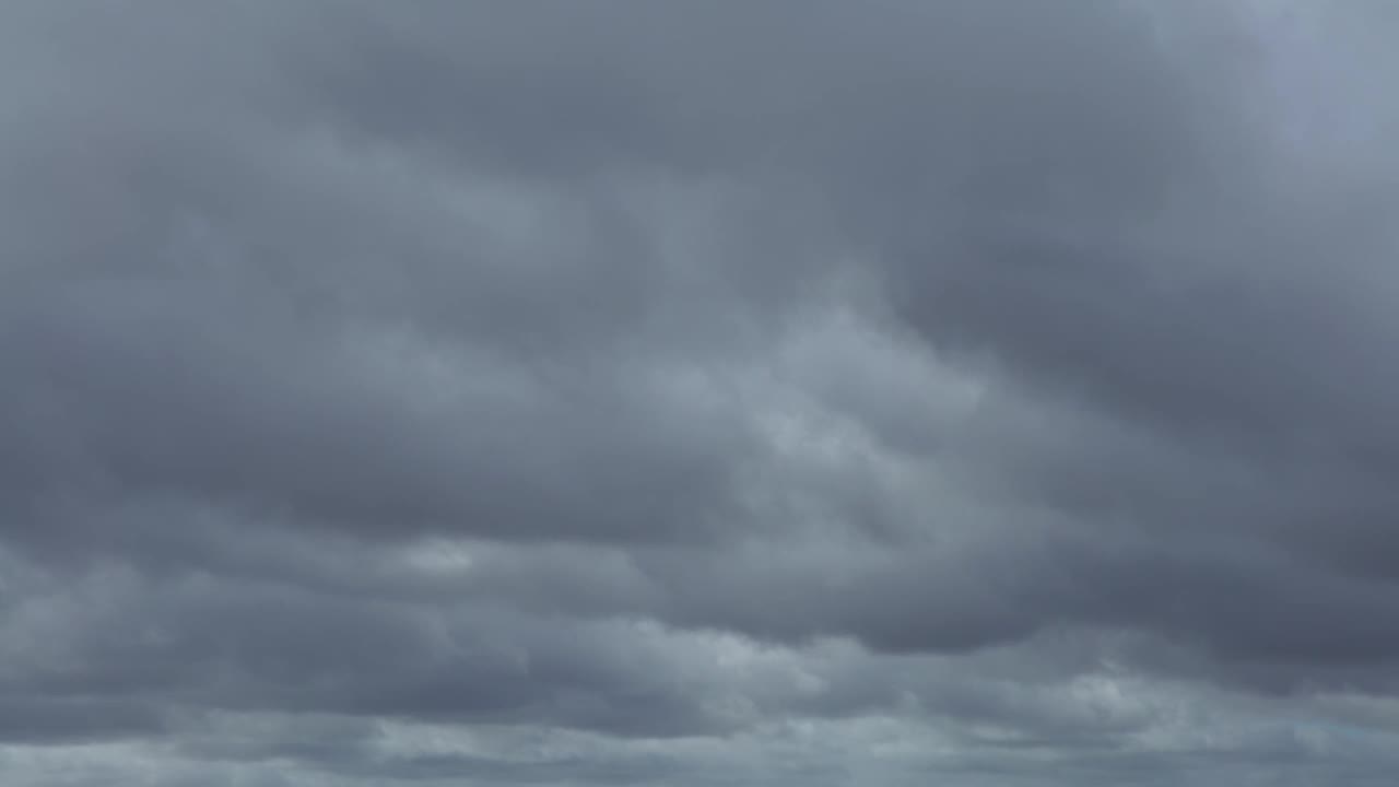 乌云使天空一片漆黑。快下雨了。自然背景。视频素材