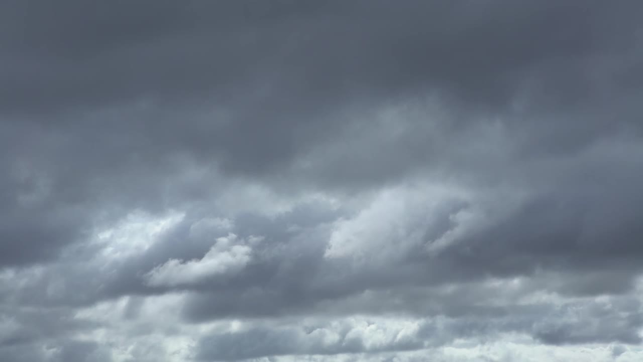 乌云使天空一片漆黑。快下雨了。自然背景。视频素材