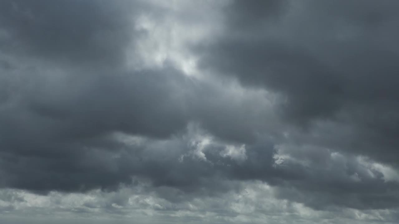 随着时间的推移，乌云密布，天空一片漆黑。大雨即将来临。自然背景视频素材