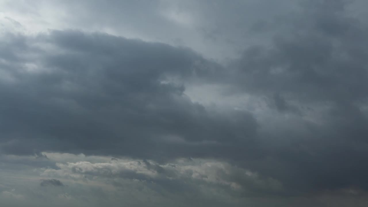 随着时间的推移，乌云密布，天空一片漆黑。大雨即将来临。自然背景视频素材