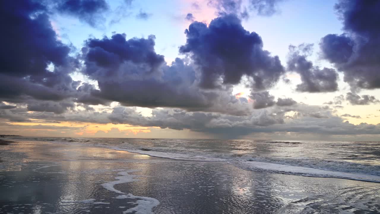 在德克塞尔岛，一个暴风雨的秋日之后，北海海滩上的日落视频素材