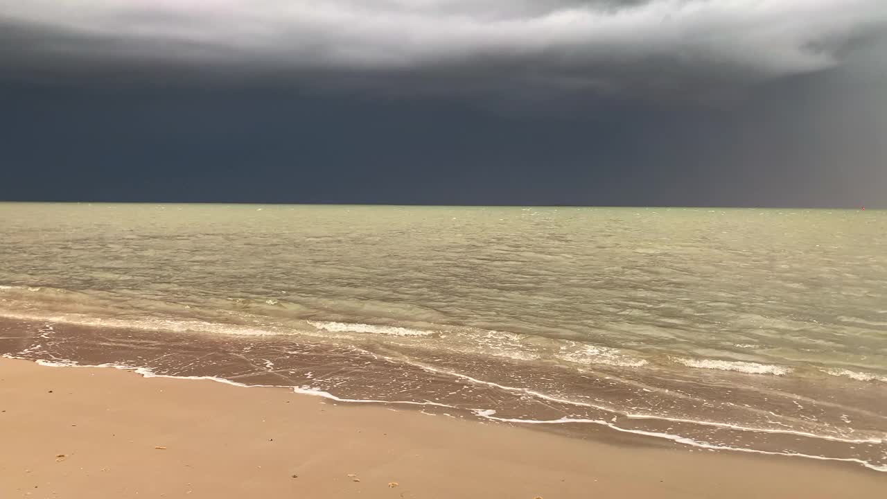 风暴正从岛北角的瓦登海上逼近特克塞尔视频素材