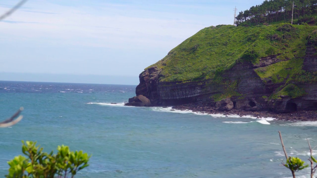 韩国济州岛松岳山/西归浦市松岳公园海景视频素材