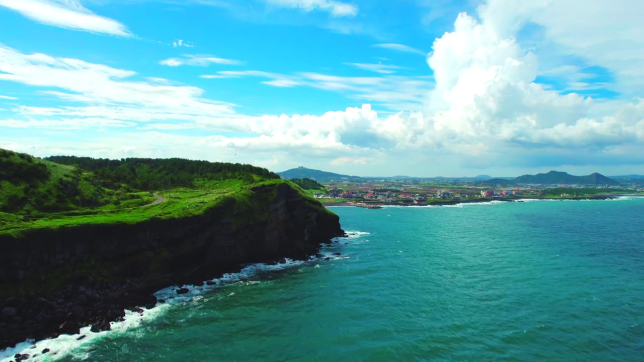 韩国济州岛松岳山/西归浦市松岳公园海景视频素材