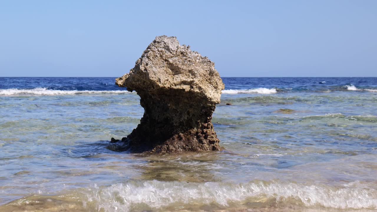 海滩上的海浪。冲浪特写慢动作视频素材