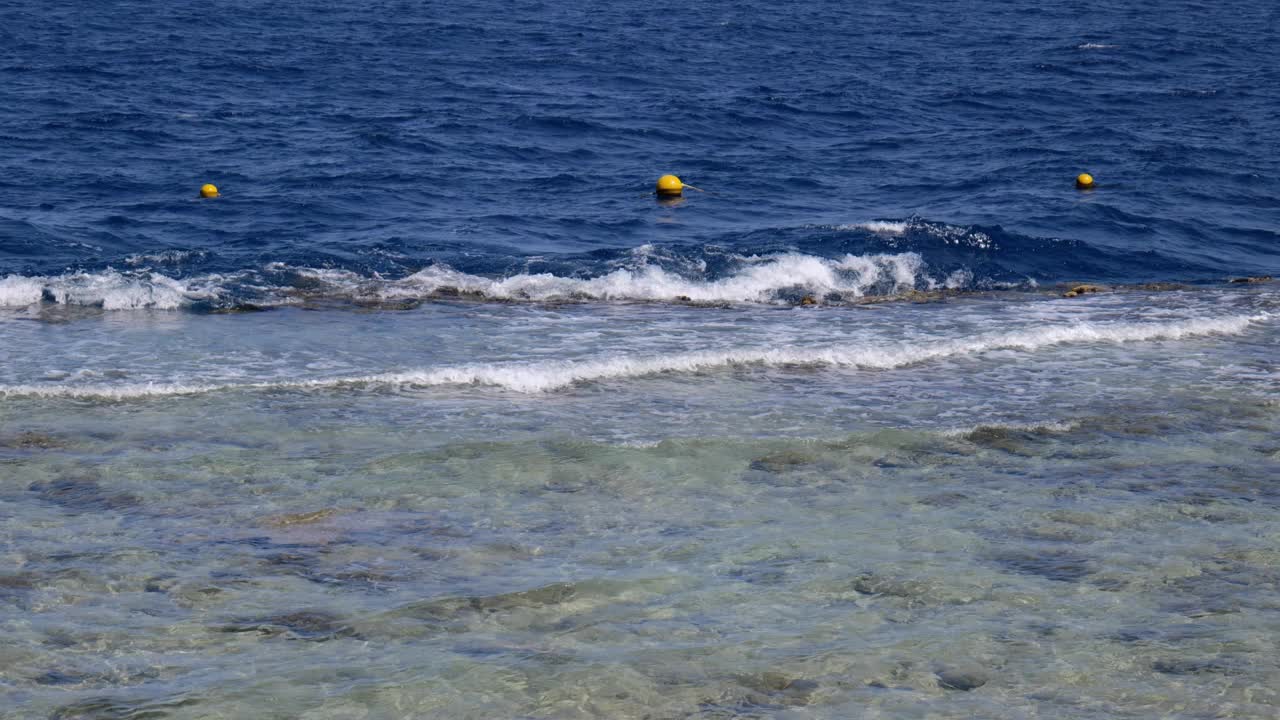 海滩上的海浪。冲浪特写慢动作视频素材