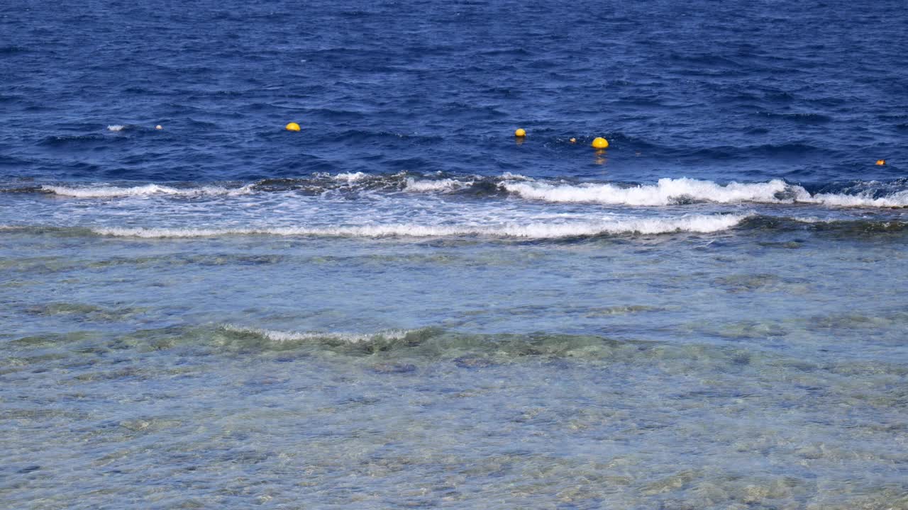 海滩上的海浪。冲浪特写慢动作视频素材