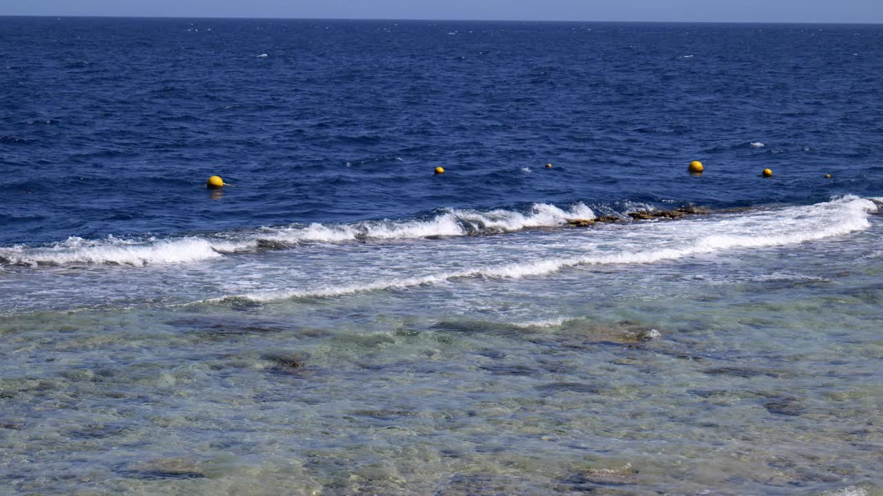 海滩上的海浪。冲浪特写慢动作视频素材