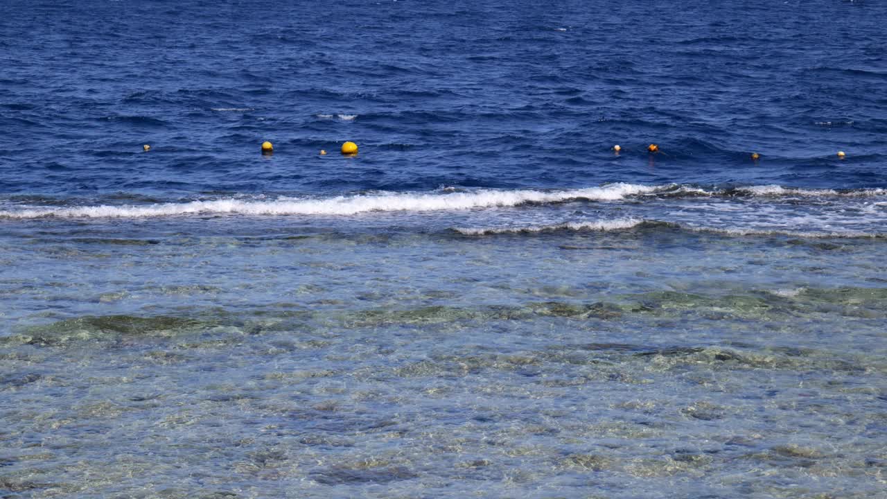 海滩上的海浪。冲浪特写慢动作视频素材