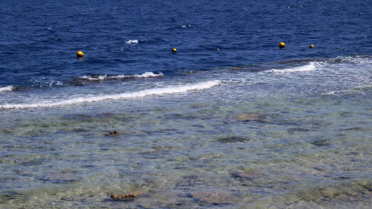 海滩上的海浪。冲浪特写慢动作视频素材