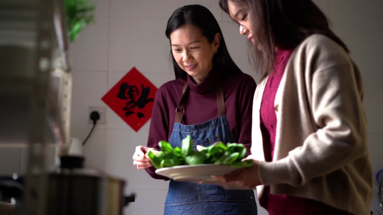 亚洲母亲和女儿在中国新年前夕准备团圆饭视频素材