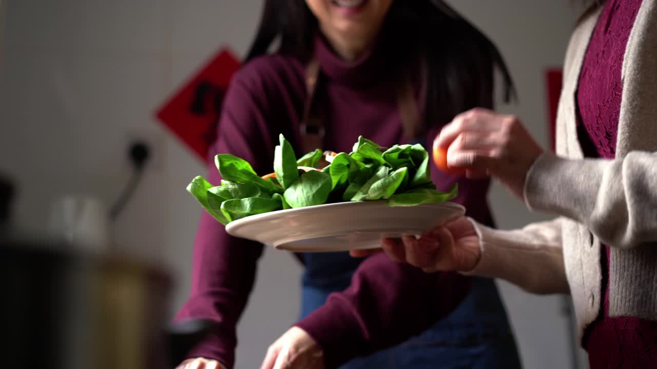 亚洲母亲和女儿在中国新年前夕准备团圆饭视频素材