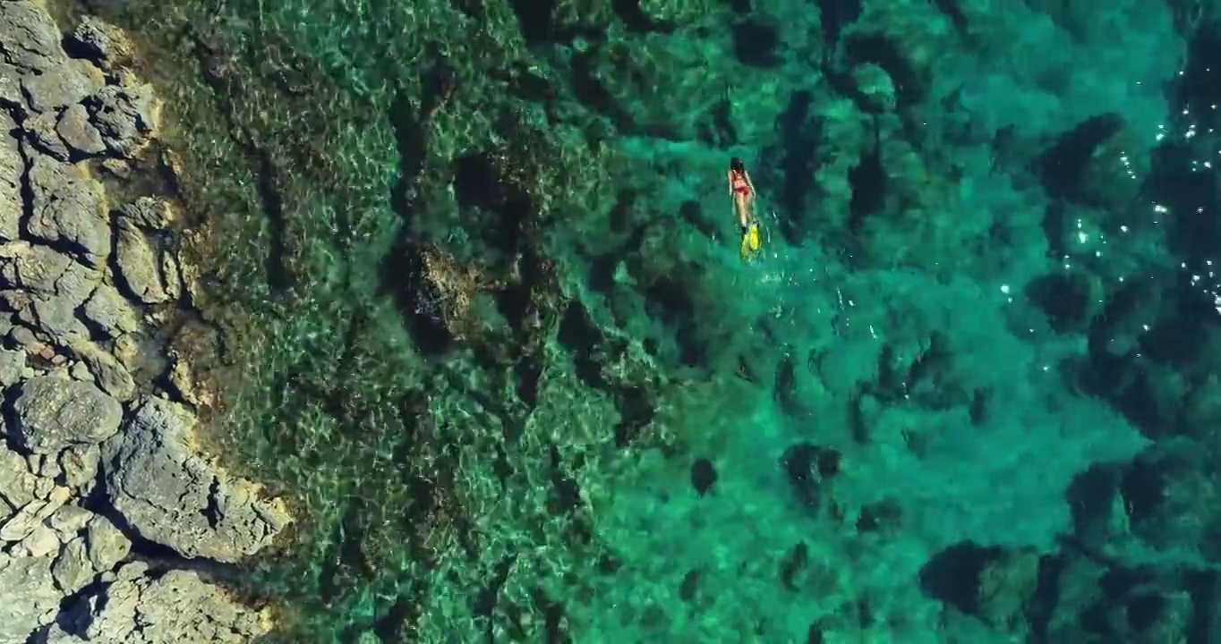 在清澈的绿松石海水中浮潜视频素材