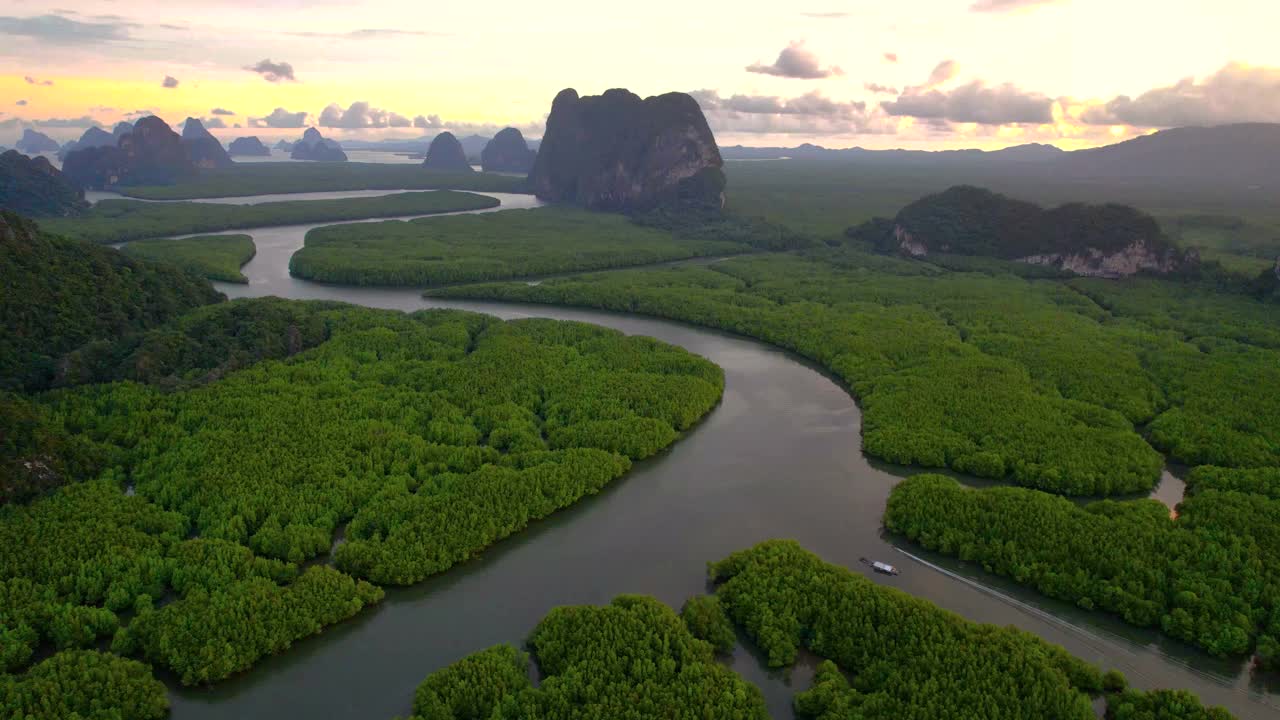 在泰国南部的攀牙湾，在美丽的阳光下飞越红树林视频素材