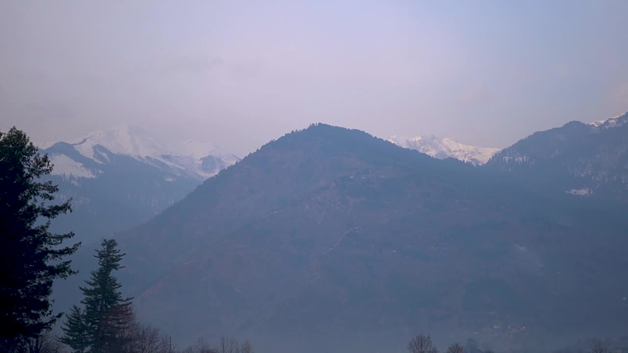 在喜马偕尔邦的马纳里，在冬天被雪覆盖的山顶，印度。冬天被雪覆盖的山视频素材