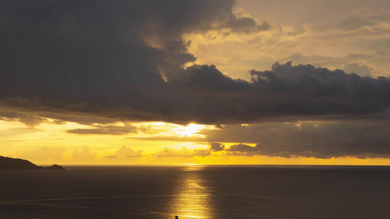 时间推移海景与黄色的天空日落视频素材