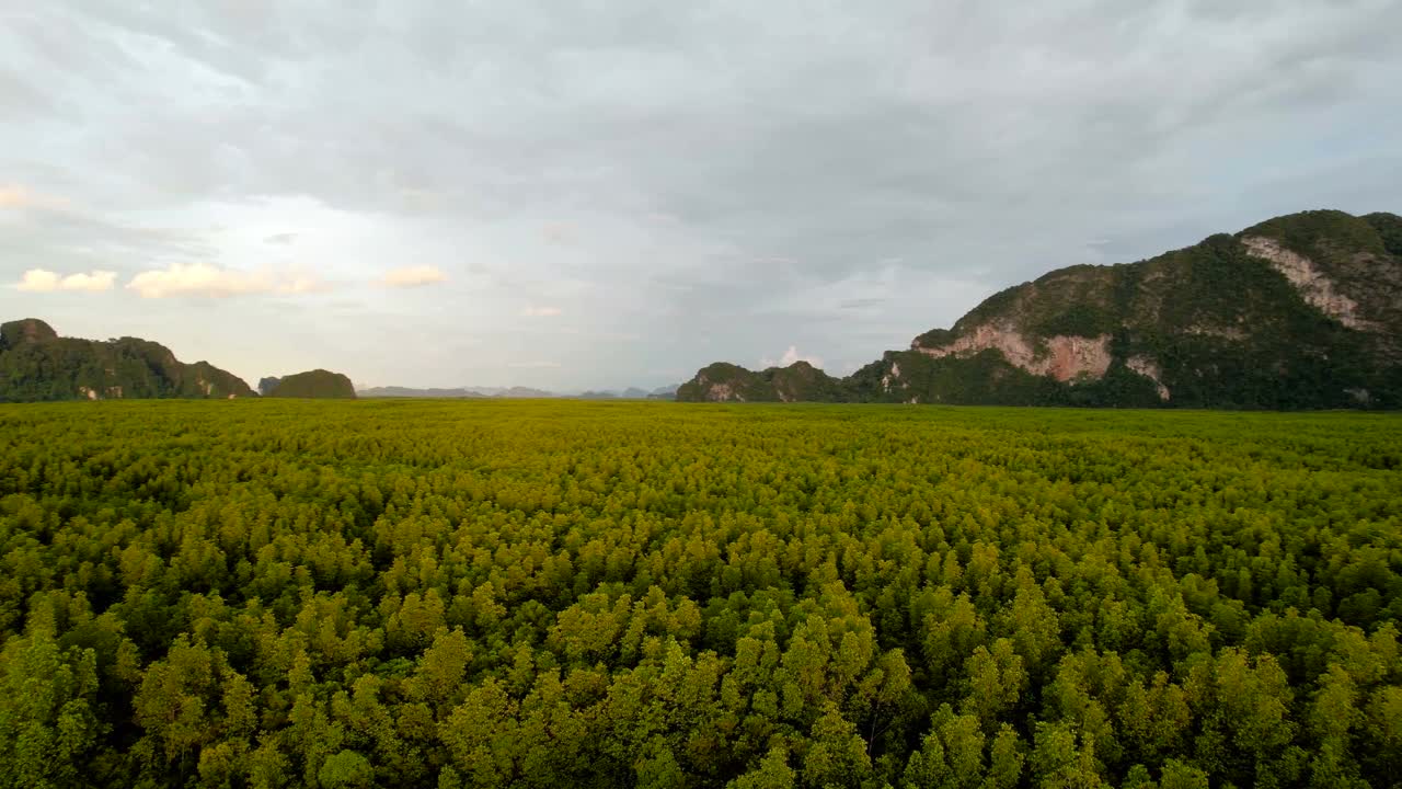 攀牙岛日落的鸟瞰图视频素材