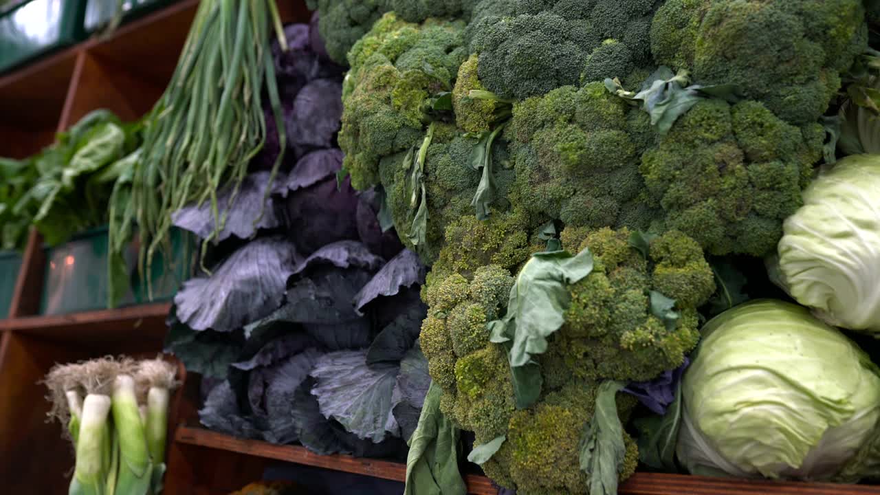 农贸市场零售展示的新鲜花椰菜、紫色和绿色卷心菜视频素材