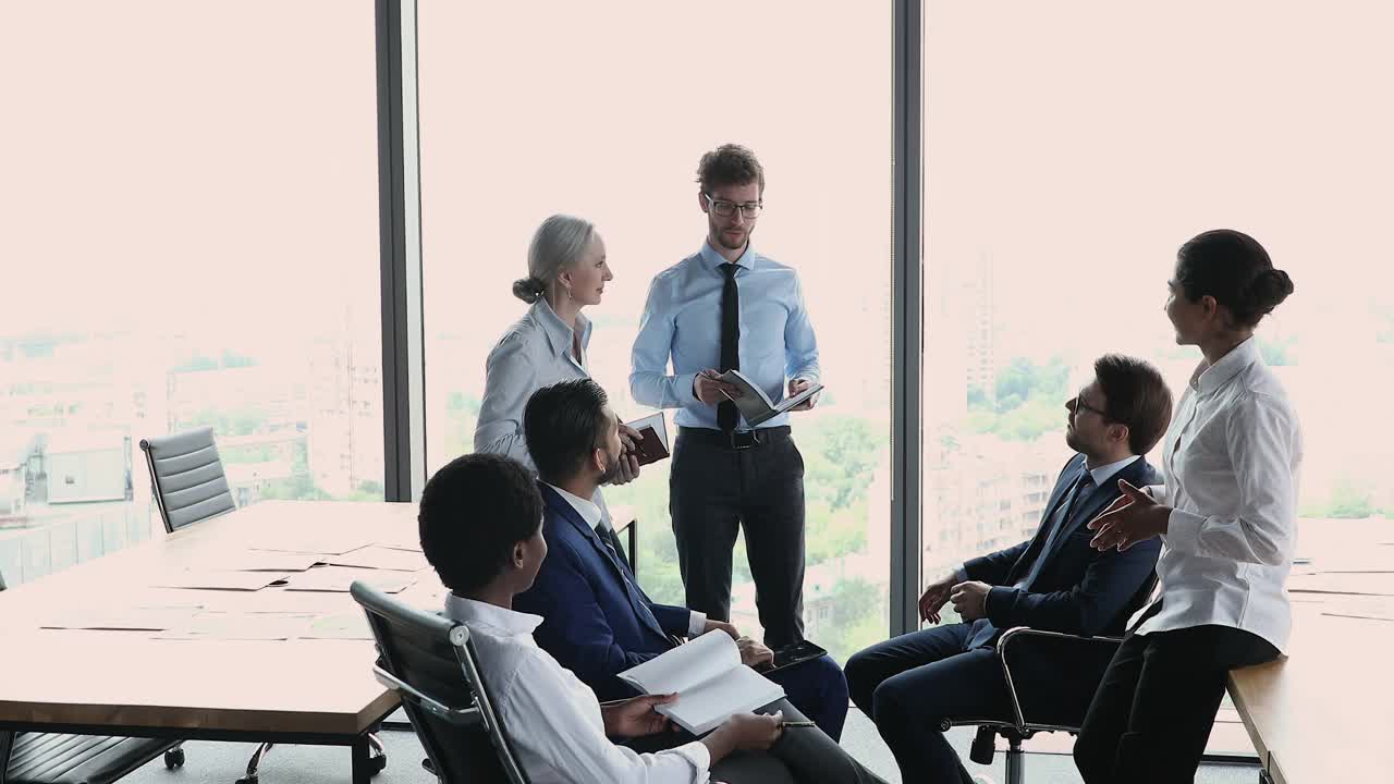 不同的员工在办公室的晨会上讨论议程视频素材