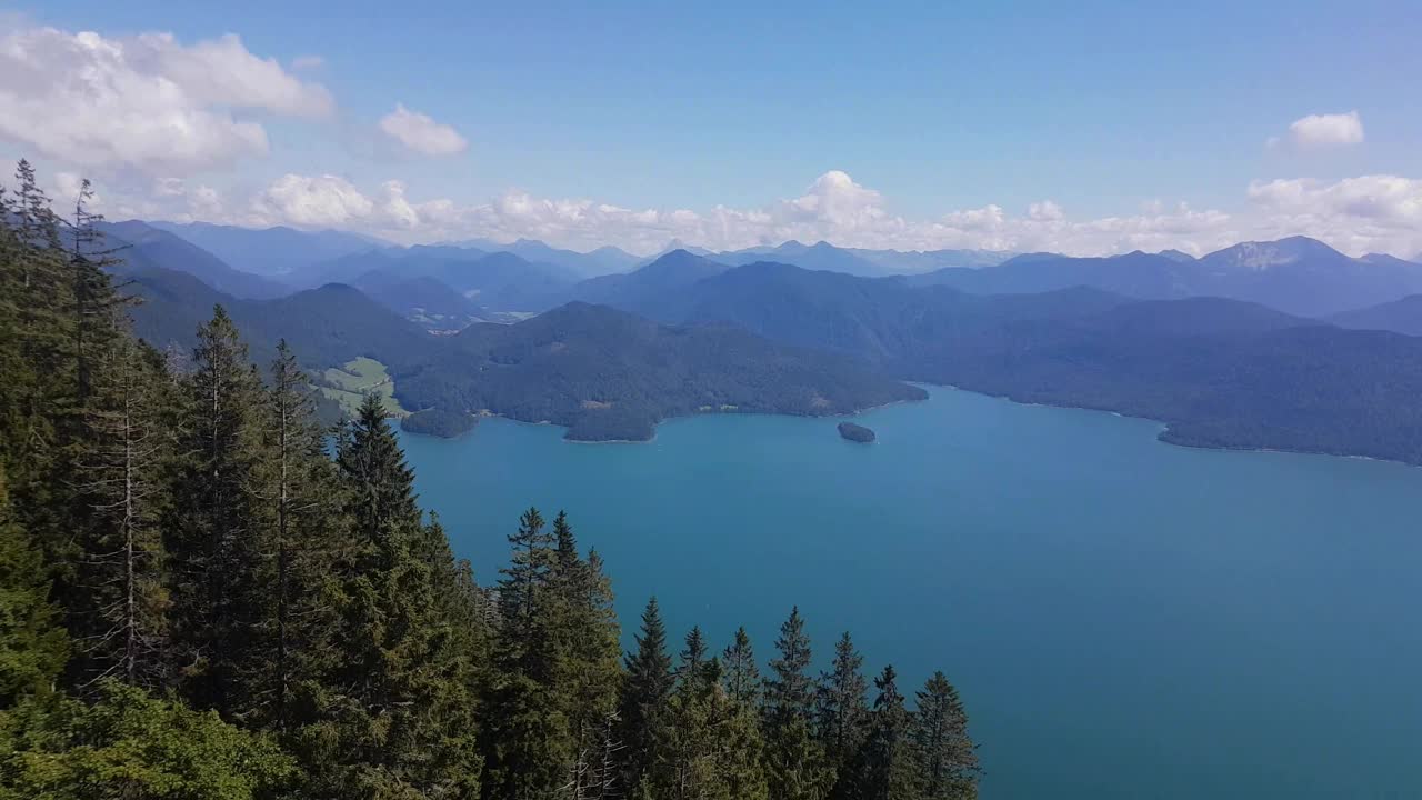 瓦尔琴湖的鸟瞰图和背景在巴伐利亚的阿尔卑斯山视频素材