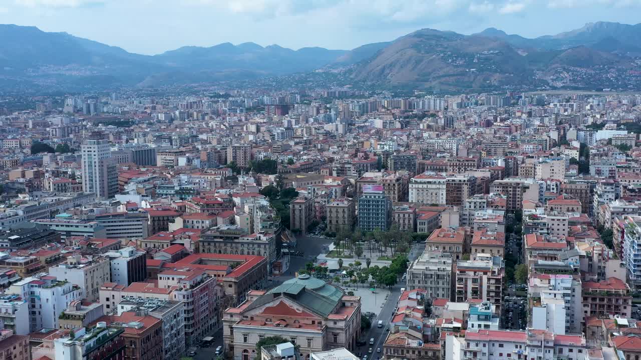 无人机俯瞰巴勒莫，西西里岛的天际线，建筑，剧院，花园，屋顶和背景中的山脉，意大利视频素材